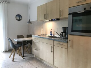 Küche mit Sitzplatz und Zugang zur Terrasse