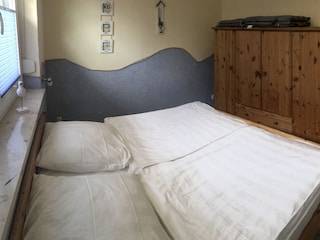 Schlafzimmer mit Doppelbett