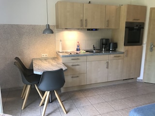 Küchenzeile mit Sitzplatz in der Sommerwiese