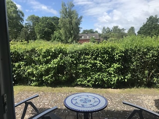 Die "Sommerwiese" mit Süd-West-Terrasse.