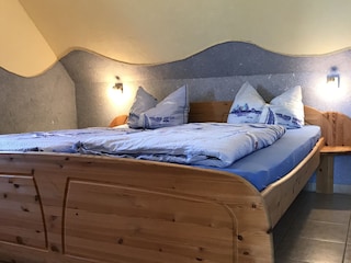 Schlafzimmer mit Doppelbett