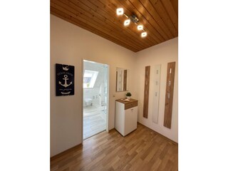 Großzügiger Flur mit Garderobe