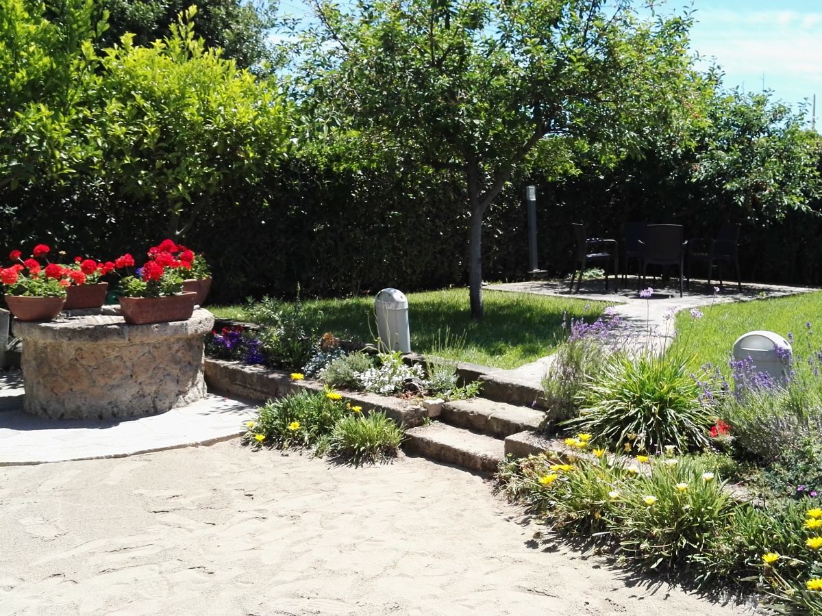 Der Sitzplatz im Garten, mit Brunnen.