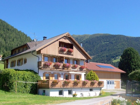 Ferienwohnung 1 im Bauernhof Latschenhof 3 Blumen