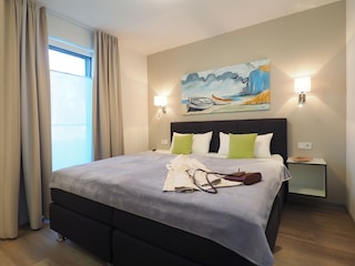 Schlafzimmer mit angrenzendem Badezimmer