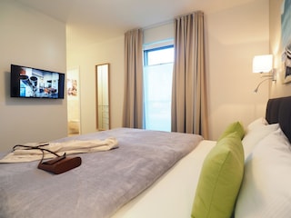 Schlafzimmer mit angrenzendem Badezimmer