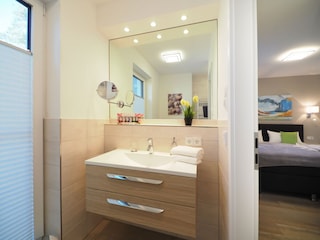 Badezimmer en Suite mit begehbarer Dusche