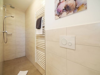 Badezimmer en Suite mit begehbarer Dusche