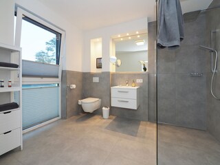 Badezimmer en Suite mit begehbarer Dusche