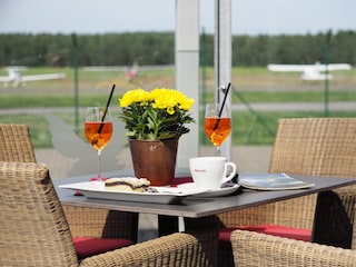 große Sonnenterrasse des Restaurants