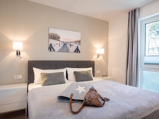 erstes Schlafzimmer mit angrenzendem Badezimmer