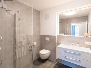 zweites Badezimmer mit Dusche
