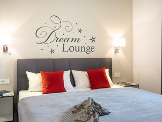 erstes Schlafzimmer mit angrenzendem Badezimmer