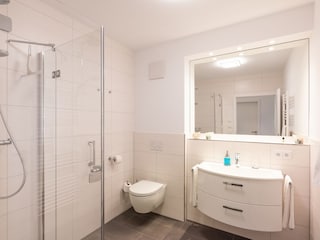 zweites Badezimmer mit Dusche