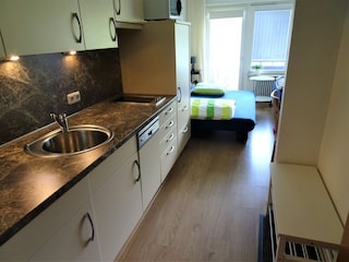 Eingangsbereich mit Küchenzeile und Garderobe
