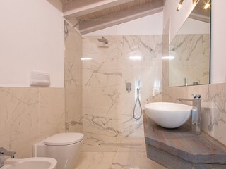 Das 1. Badezimmer mit ebenerdiger Dusche