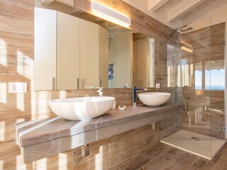 Das 2.Badezimmer mit Doppelwaschbecken und Spiegel