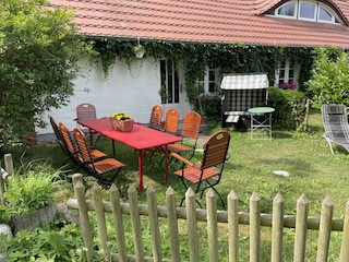 Eingang und Gartensitzgelegenheit