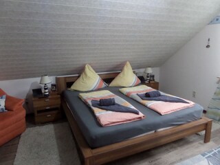 Schlafzimmer mit Doppelbett 2 x 2m