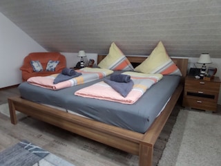 Schlafzimmer mit Doppelbett 2 x 2m