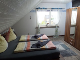 Schlafzimmer mit Doppelbett 2 x 2m