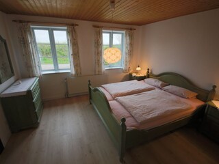 Schlafzimmer 1  mit Kingsizebett (1,80x2m)