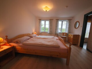 Schlafzimmer 2 mit Kingsizebett (2x2m)