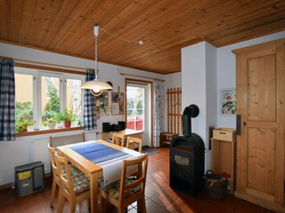 Küche mit Kamin und Essplatz