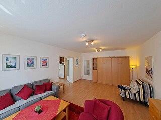 großzügiger Wohn-/Essbereich, Schrankbett im Hintergrund