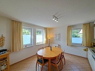 voll ausgestattete Küche, Essbereich