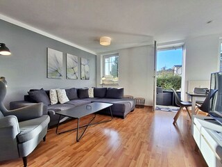 Wohnbereich mit Zugang zur Terrasse