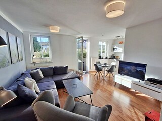 Wohnbereich mit Zugang zur Terrasse