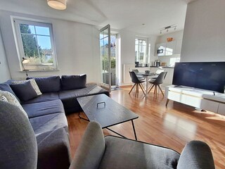 Wohnbereich mit Zugang zur Terrasse