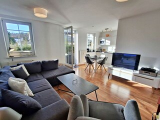 Wohnbereich mit Zugang zur Terrasse