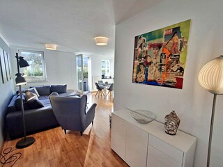 Wohnbereich mit Zugang zur Terrasse