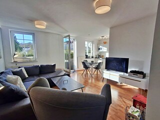 Wohnbereich mit Zugang zur Terrasse