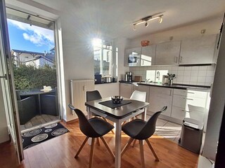 Essbereich und Küche, Zugang zur Terrasse