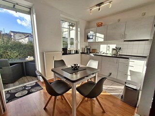 Essbereich und Küche, Zugang zur Terrasse