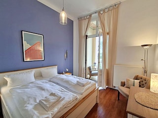 1. Schlafzimmer mit Zugang zum Balkon