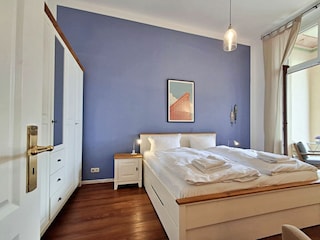 1. Schlafzimmer mit Zugang zum Balkon