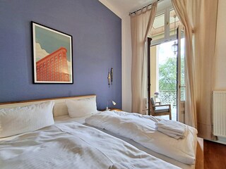 1. Schlafzimmer mit Zugang zum Balkon