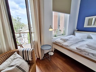 2. Schlafzimmer mit Zugang zum Balkon