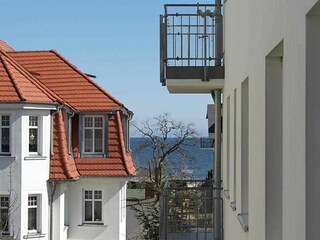 seitlicher Blick vom sonnigen Balkon zur Ostsee