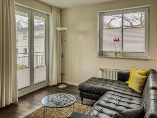 Wohnbereich mit Zugang zum Balkon