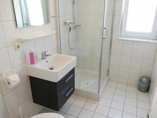 Bad mit Dusche, Fön und einem  Fenster