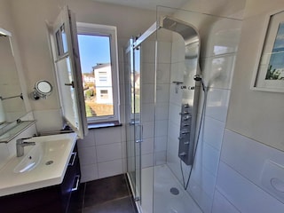 Tageslicht-Bad mit DU/WC