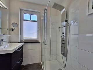 Tageslicht-Bad mit DU/WC
