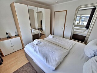 Schlafzimmer mit Doppelbett
