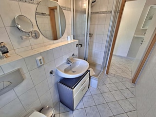 Tageslicht-Bad mit DU/WC