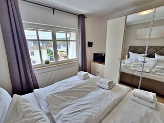 Schlafzimmer mit Doppelbett